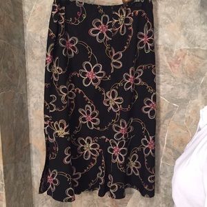 Alfred Dunner 🌹 Stunning black flowered skirt